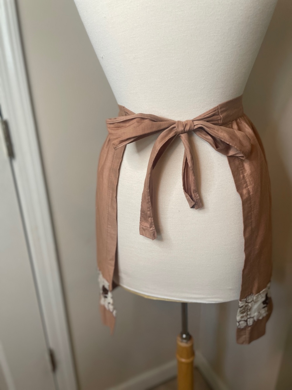 Vintage Brown Embroidered Apron - Picture 6 of 6
